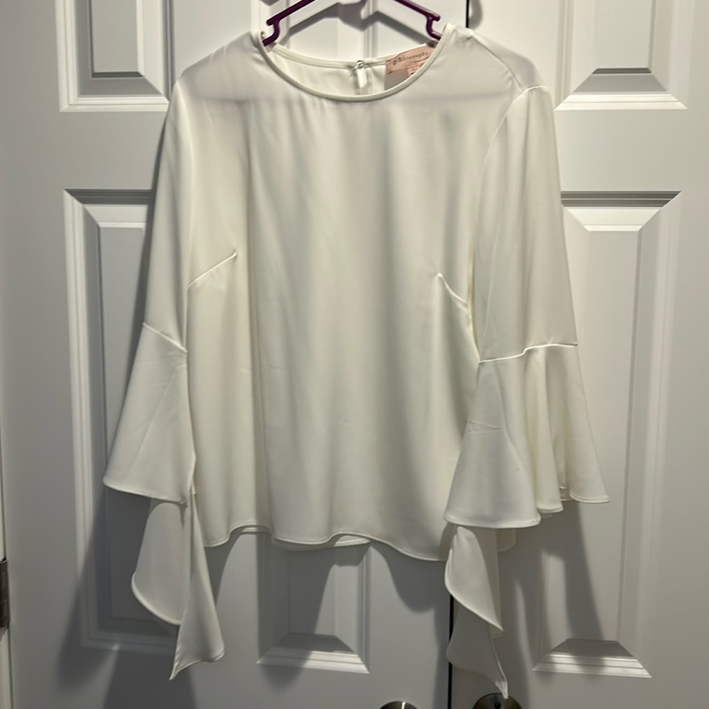Blouse with angled sleeves. L